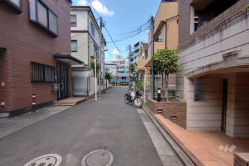 敷地南西側の前面道路（南東側から）