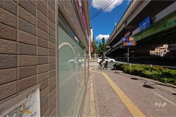 敷地南東側の前面道路（南西側から）