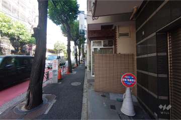 敷地北西側の前面道路（南西側から）