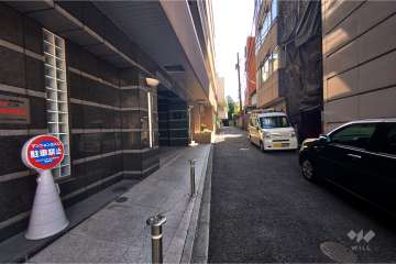 敷地南西側の前面道路（北西側から）