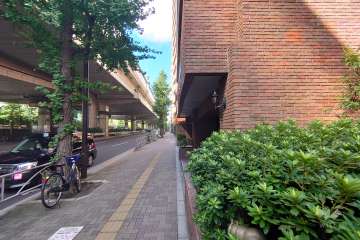 敷地南側の前面道路（東側から）