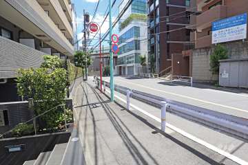 敷地の南側前面道路（西側から）