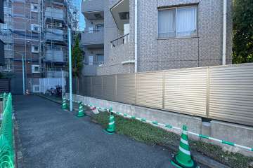 敷地南西側の前面道路（南東側から）