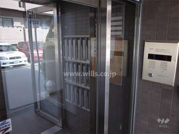 エントランスはオートロック付きです。