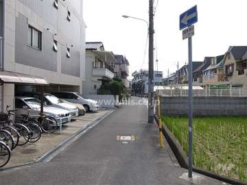 周辺は区画の整った静かな住宅地です。