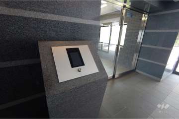 エントランスはオートロック付きです。