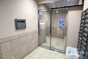 エントランスはオートロック付きです。