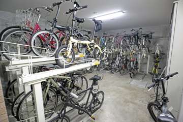 屋内に設けられた駐輪場