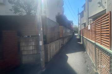 敷地西側の前面道路（北側から）