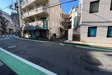 裏渋谷通りからはいった北西側に入った所に有ります。