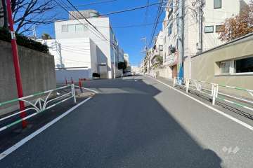 敷地北西側の前面道路