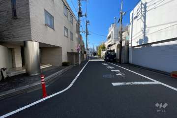 敷地西側の前面道路