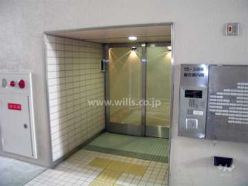 住戸入り口。オートロック付きです。
