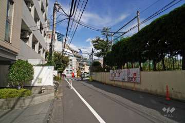 敷地南側の前面道路（東側から）