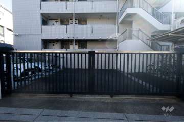 駐車場の出入り口（ゲート付き）