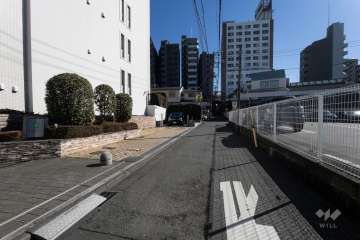 敷地西側の前面道路（北側から）