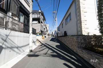 敷地北側の前面道路（西側から）