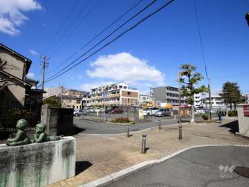 周辺は区画の整った住宅地。遊歩道を設け、通り抜けの車を減らす工夫がなされています。