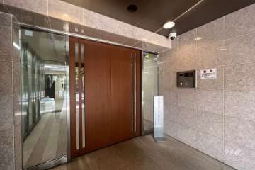 エントランスはオートロック付きです。