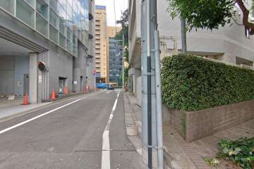 敷地南西側の前面道路（南東側から）