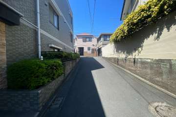 敷地北東側の前面道路（南東側から）