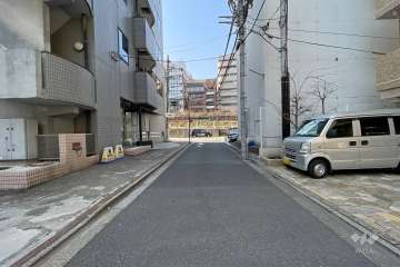 敷地南側の前面道路（東側から）