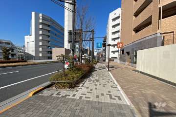 敷地西側の前面道路
