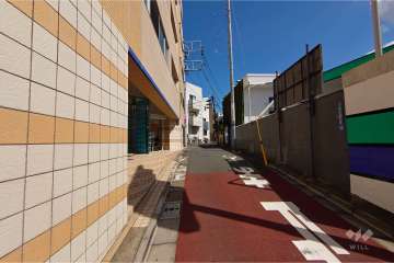 敷地南西側の前面道路（北西側から）