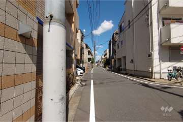 敷地南東側の前面道路（南西側から）