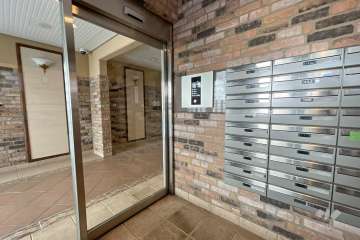 エントランスはオートロック付きです。