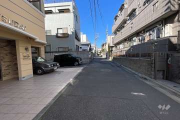 敷地東側の前面道路（南側から）