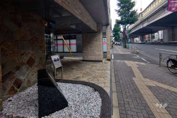 敷地南東側の前面道路（南西側から）