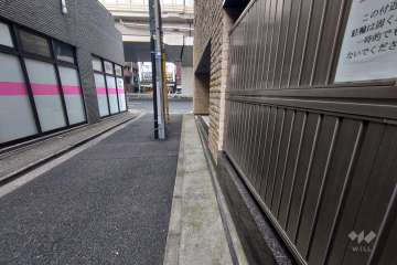 敷地北東側の前面道路（北西側から）