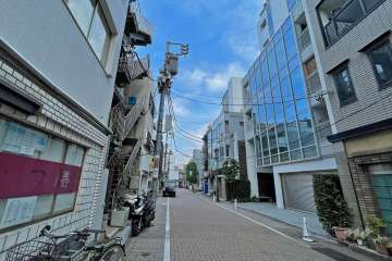 敷地東側の前面道路（北側から）