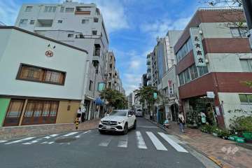 敷地西側の前面道路（北側から）