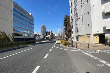 敷地西側の前面道路