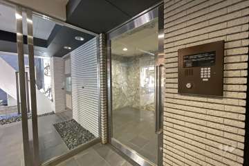 エントランスはオートロック付きです。