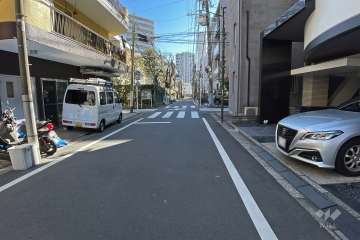 敷地北側の前面道路（西側から）