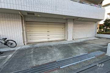 駐車場の出入り口と敷地内駐車場（屋外平面式）