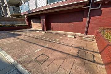 駐車場の出入り口と敷地内駐車場（屋外平面式）