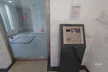 エントランスはオートロック付きです。