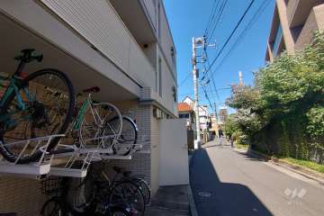 敷地北東側の前面道路（南東側から）