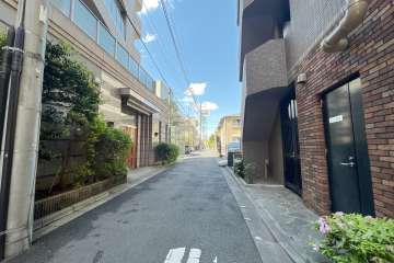 敷地西側の前面道路