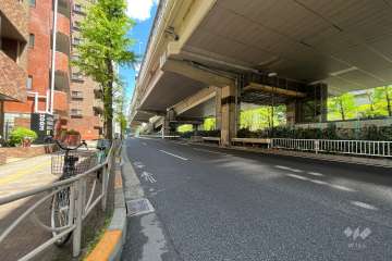 敷地南側の前面道路