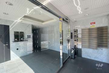 エントランスはオートロック付きです。