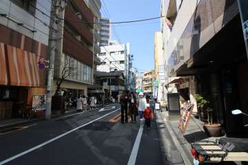 敷地南西側の前面道路（南東側から）
