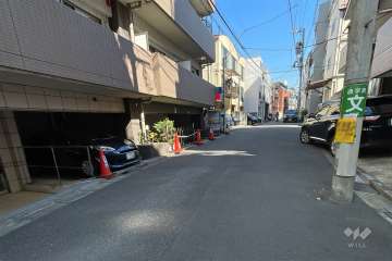 敷地南側の前面道路（西側から）