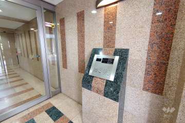 エントランスはオートロック付きです。