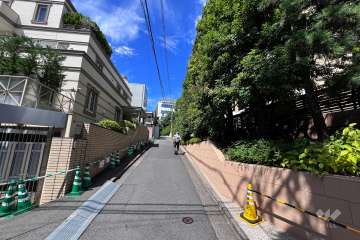 敷地南側の前面道路（東側から）