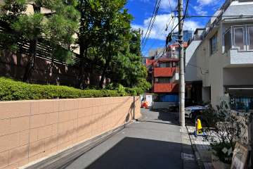 敷地南側の前面道路（西側から）